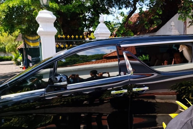 Kendaraan presiden Joko Widodo tiba di Keraton Kilen Ngayogyakarta Hadiningrat, Minggu (28/1/2024). Foto: Arfiansyah Panji Purnandaru/kumparan