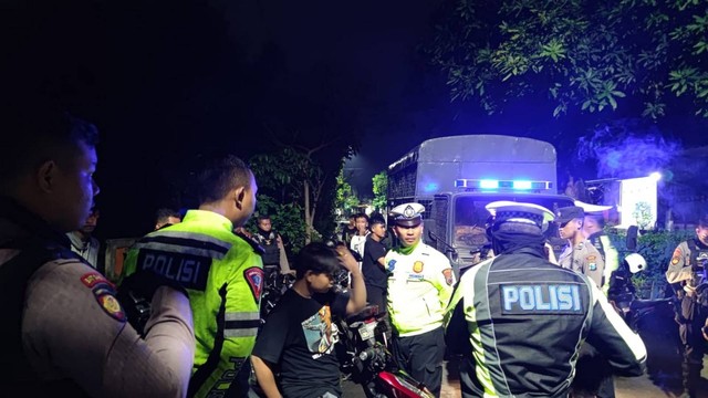 Anggota Sat Lantas Polres Bojonegoro saat menggelar patroli malam di Kota Bojonegoro. Sabtu (27/01/2024) (Aset: Istimewa)