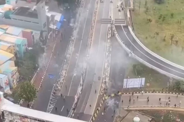 Tawuran di Jalan Basuki Rachmat, Jakarta Timur, Minggu (28/1/2024). Foto: Instagram/@ayuramdhaani