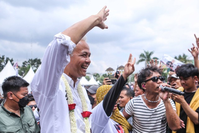 Calon Presiden nomor urut 3 Ganjar Pranowo (kiri) bersama vokalis grup musik Slank Kaka (tengah) menyapa pendukungnya saat menghadiri Hajatan Rakyat di Istana Maimun, Medan, Sumatera Utara, Minggu (28/1/2024). Foto: Asprilla Dwi Adha/ANTARA FOTO