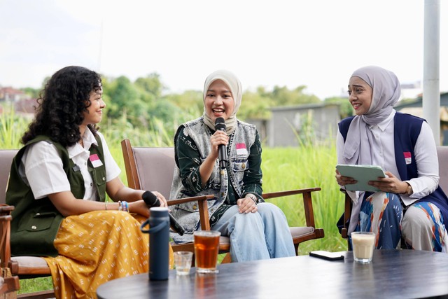 Putri capres nomor urut 02 Anies Baswedan, Mutiara Annisa (kiri) dan putri cawapres Muhaimin Iskandar, Mega Safira (tengah) menjadi narasumber dalam Locker Room Timnas di Bali, Sabtu (27/1/2024). Foto: Dok. Istimewa