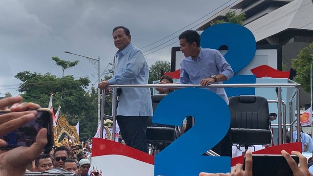 Paslon nomor urut 2 Prabowo Subianto dan Gibran Rakabuming Raka menghadiri acara kampanye akbar Kirab di Simpang Lima Kota Semarang, Minggu (28/1/2024). Foto: Luthfi Humam/kumparan