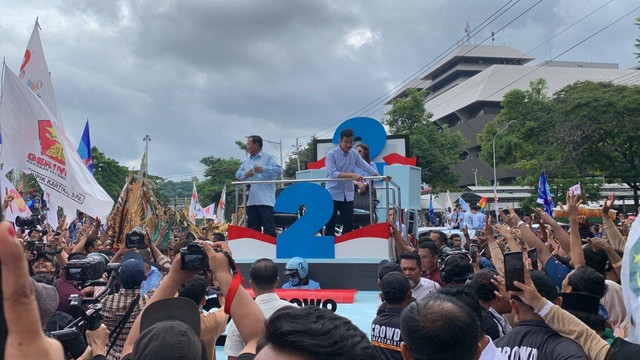 Paslon nomor urut 2 Prabowo Subianto dan Gibran Rakabuming Raka menghadiri acara kampanye akbar Kirab di Simpang Lima Kota Semarang, Minggu (28/1/2024). Foto: Luthfi Humam/kumparan