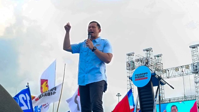 Ketua Umum Partai Demokrat, Agus Harimurti Yudhoyono (AHY)  dalam acara Kirab Kebangsaan Prabowo-Gibran di Simpang Lima, Semarang, Jawa Tengah, Minggu (28/1).  Foto:  Zamachsyari/kumparan