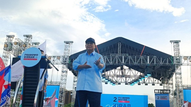 Capres nomor urut 02, Prabowo Subianto dalam acara Kirab Kebangsaan Prabowo-Gibran di Simpang Lima, Semarang, Jawa Tengah, Minggu (28/1).  Foto: Zamachsyari/kumparan