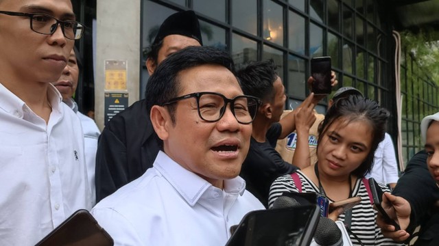 Cawapres nomor urut 01, Muhaimin Iskandar, saat ditemui wartawan usai menghadiri deklarasi Relawan Kawula Muda Nusantara AMIN (Rekan AMIN), di Warunk WOW KWB, Kalibata, Jakarta Selatan, Minggu (28/1).  Foto: Fadhil Pramudya/kumparan