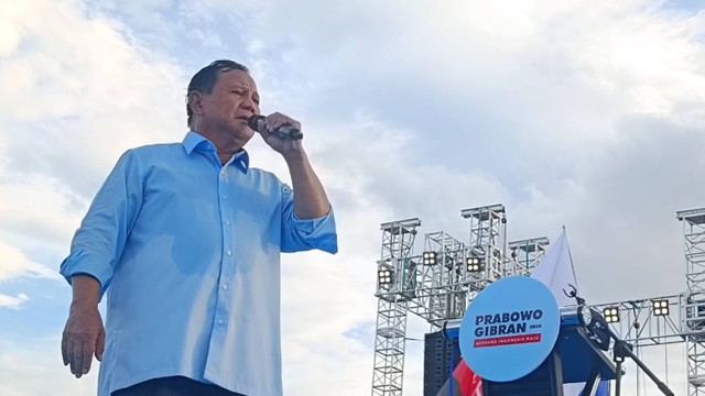 Capres nomor urut 02, Prabowo Subianto dalam acara Kirab Kebangsaan Prabowo-Gibran di Simpang Lima, Semarang, Jawa Tengah, Minggu (28/1).  Foto: Zamachsyari/kumparan