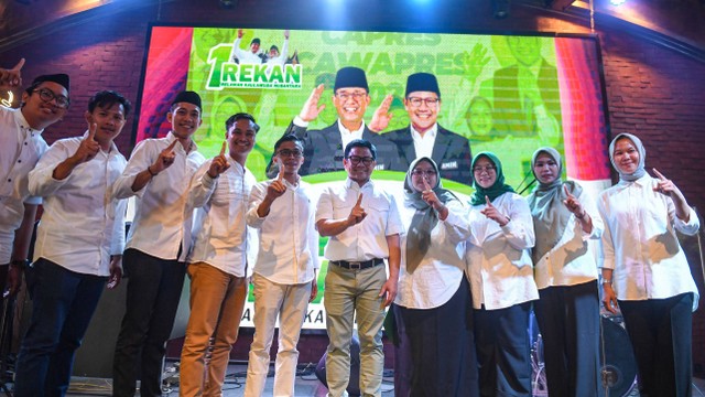 Calon wakil presiden nomor urut 1 Muhaimin Iskandar (kelima kanan) berfoto bersama pada acara Deklarasi dukungan Relawan Kaula Muda Nusantara (Rekan) di Jakarta, Minggu (28/1/2024). Foto: Muhammad Adimaja/ANTARA FOTO