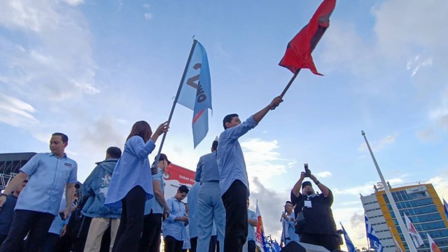 Momen cawapres nomor urut 02, Gibran Rakabuming Raka dan istrinya, Selvi Ananda mengibarkan bendera relawan berwarna merah dan relawan Prabowo-Gibran dalam acara Kirab Kebangsaan Prabowo-Gibran di Simpang Lima, Semarang, Jawa Tengah, Minggu (28/1).  Foto: Zamachsyari/kumparan