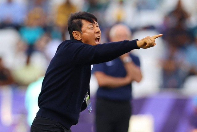 Pelatih Indonesia Shin Tae-Yong bereaksi pada pertandingan babak 16 besar AFC Asian Cup di Stadion Jassim bin Hamad, Al Rayyan, Qatar, 28 Januari 2024. Foto: IBRAHEEM AL OMARI/Reuters
