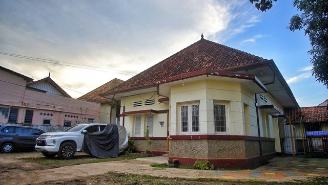 Rumah bergaya eropa yang pernah disinggahi Presiden RI Soekarno yang terlihat sepi pengunjung berada di Jalan Faqih Usman, Palembang, Minggu (27/1) Foto: ary priyanto/urban id