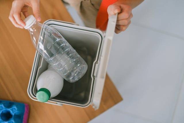 Cara pengelolaan sampah rumah tangga. Foto hanya ilustrasi. Sumber: Pexels/SHVETS production