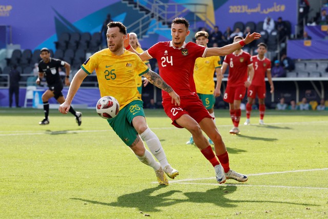 Pemain Timnas Indonesia, Ivar Jenner, duel dengan Gethin Jones pada pertandingan babak 16 besar Piala Asia kontra Australia di Stadion Jassim bin Hamad, Al Rayyan, Qatar, 28 Januari 2024. Foto: REUTERS/Thaier Al-Sudani