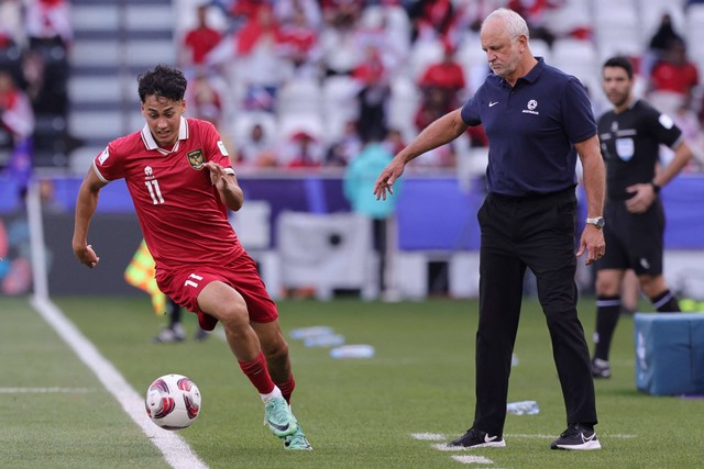 Aksi pemain Timnas Indonesia, Rafael Struick, dipantau pelatih Australia, Graham Arnold, pada pertandingan babak 16 besar Piala Asia di Stadion Jassim bin Hamad, Al Rayyan, Qatar, 28 Januari 2024. Foto: Giuseppe CACACE / AFP