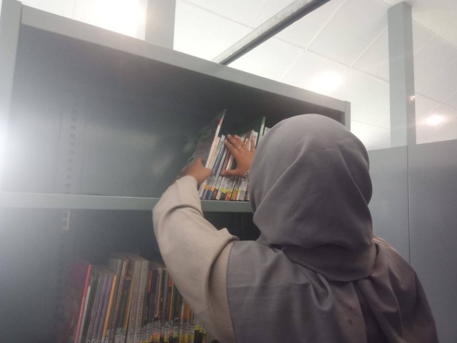 Dokumentasi Penulis saat melakukan proses shelving koleksi di Perpustakaan Museum Benteng Vredeburg Yogyakarta (23/01/2024)