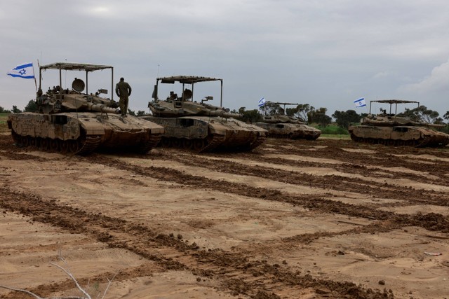 Tank Israel kembali ke sisi perbatasan Israel dengan Jalur Gaza, setelah menghabiskan berbulan-bulan di wilayah Palestina pada Minggu (28/1/2024). Foto: Menahem Kahana / AFP
