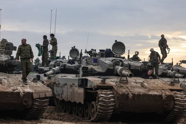 Tank Israel kembali ke sisi perbatasan Israel dengan Jalur Gaza, setelah menghabiskan berbulan-bulan di wilayah Palestina pada Minggu (28/1/2024). Foto: Menahem Kahana / AFP