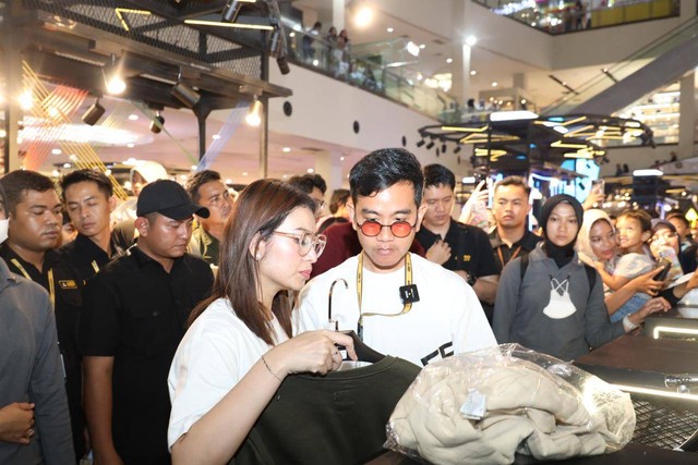 Cawapres nomor urut 2 Gibran Rakabuming Raka bersama istrinya, Selvi Ananda, mendadak menjadi kasir di pameran produk lokal Aerostreet di Mall Solo Paragon, Minggu (28/1/2024) malam. Foto: Dok. Istimewa