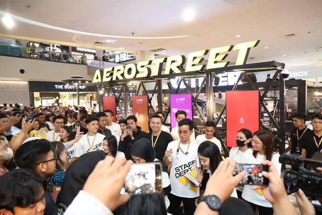 Cawapres nomor urut 2 Gibran Rakabuming Raka bersama istrinya, Selvi Ananda, mendadak menjadi kasir di pameran produk lokal Aerostreet di Mall Solo Paragon, Minggu (28/1/2024) malam. Foto: Dok. Istimewa