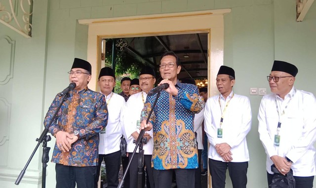 Ketua Umum Pengurus Besar Nahdlatul Ulama (PBNU) KH Yahya Cholil Staquf atau Gus Yahya bersama jajarannya bersilaturahmi ke Gubernur DIY Sri Sultan Hamengku Buwono X di Kepatihan Pemda DIY, Senin (29/1/2023). Foto: Arfiansyah Panji Purnandaru/kumparan