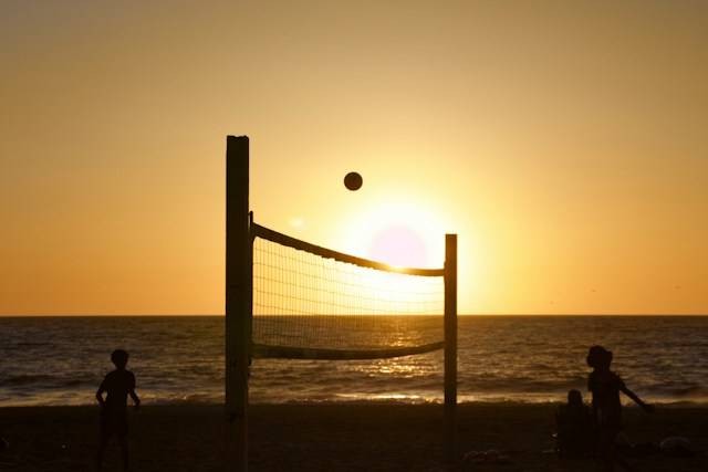 Lapangan Bola Voli Crystal Bay Bali. Foto hanya ilustrasi bukan tempat sebenarnya. Sumber foto: Unsplash.com/Nick Wojtas