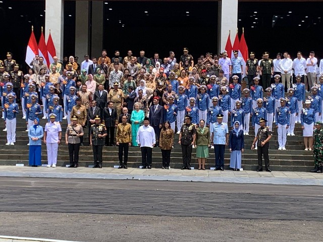 Presiden Joko Widodo beserta Menteri dan Jenderal di acara peresmian Graha Utama Akmil Magelang, Jawa Tengah, Senin (29/1/2024). Foto: Luthfi Humam/kumparan