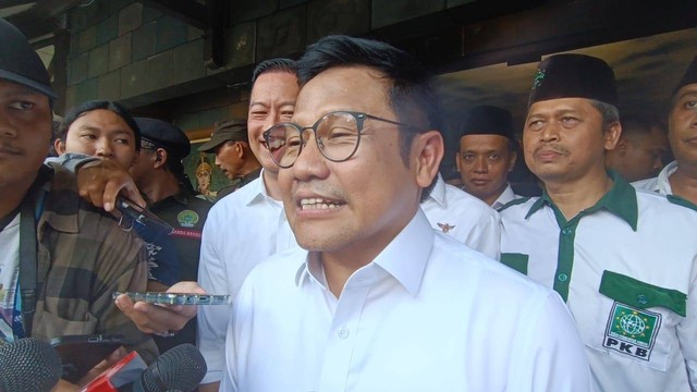 Cawapres nomor urut 1, Muhaimin Iskandar bersama Co-captain Timnas AMIN, Thomas Lembong saat diwawancarai wartawan usai acara Rapat Umum Rakyat Jogja di Purawisata, Yogyakarta, Senin (29/1/2024). Foto: Fadlan Nuril Fahmi/kumparan