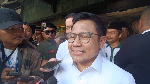 Cawapres nomor urut 1, Muhaimin Iskandar bersama Co-captain Timnas AMIN, Thomas Lembong saat diwawancarai wartawan usai acara Rapat Umum Rakyat Jogja di Purawisata, Yogyakarta, Senin (29/1/2024). Foto: Fadlan Nuril Fahmi/kumparan