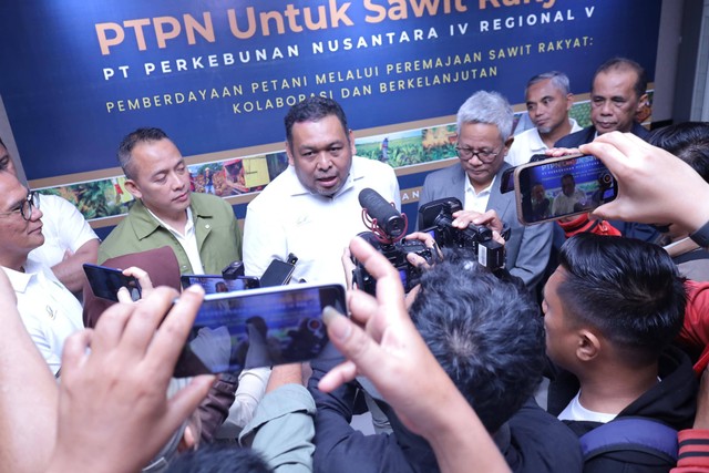 Dirjenbun Kementan RI Andi Nur Alam Syah didampingi Dirut PTPN III (Persero) Mohammad Abdul Ghani saat menghadiri Workshop Petani Mitra PTPN di Aston Hotel Pontianak. Foto: Dok. PTPN XII