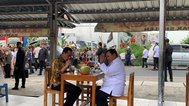 Presiden Jokowi makan Bakso bersama Menhan sekaligus capres nomor urut 1 Prabowo Subianto di Bakso Bandongan Pak Sholeh, Magelang, Jawa Tengah, Senin (29/1/2024). Foto: Luthfi Humam/kumparan
