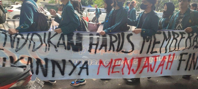 Mahasiswa ITB menggelar demo di Gedung Rektorat ITB, Jalan Sulanjana, Kota Bandung, terkait pembayaran UKT. Foto: Rachmadi Rasyad/kumparan