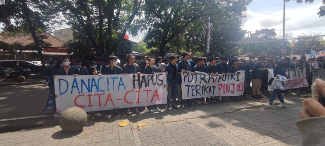 Mahasiswa ITB menggelar demo di Gedung Rektorat ITB, Jalan Sulanjana, Kota Bandung, terkait pembayaran UKT. Foto: Rachmadi Rasyad/kumparan