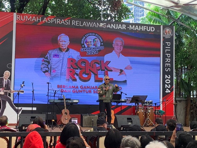 Kakak Ketum PDIP Megawati Soekarnoputri, Mohammad Guntur Soekarnoputra di acara Rock and Roll Day's 70's di Rumah relawan Ganjar. Foto: Paulina Herasmaranindar/kumparan