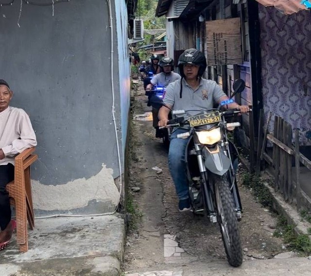 Kapolres Sintang AKBP Dwi Prasetyo Wibowo memimpin penggerebekan arena judi sabung ayam. Foto: Dok. Polres Sintang