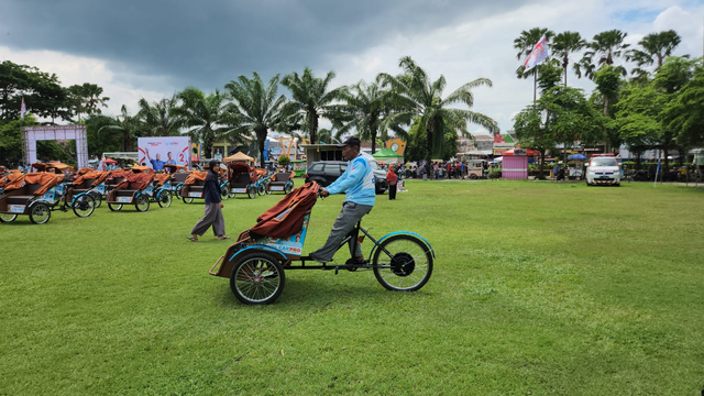Becak listrik yang dibagikan TKN Prabowo-Gibran kepada penarik becak Paguyuban Becak Madiun di Lapangan Gulun Kota Madiun Jawa Timur (29/1/2024). Foto: Dok. Istimewa