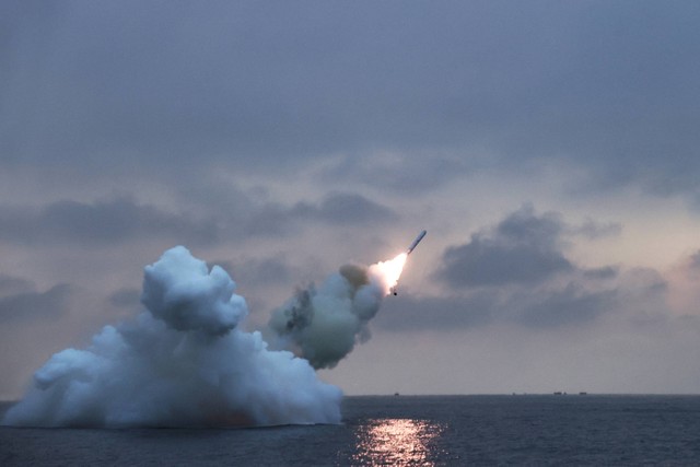 Uji coba rudal jelajah yang diluncurkan kapal selam di lokasi yang dirahasiakan di Korea Utara, pada Minggu (28/1/2024). Foto: KCNA/via REUTERS