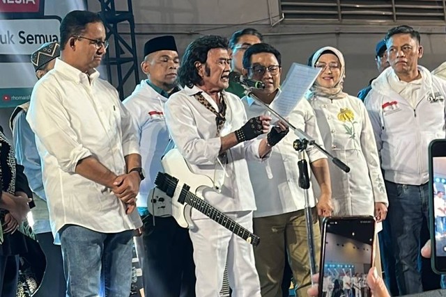 Paslon nomor urut 01 Anies Baswedan dan Muhaimin Iskandar menghadiri deklarasi Rhomais pejuang perubahan for AMIN di Jiexpo, Jakarta, Senin (29/1/2024). Foto: Haya Syahira/kumparan