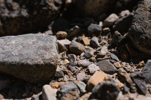 Ilustrasi Ciri-ciri Batu Granit. Sumber Pexels: RDNE/Stock Project
