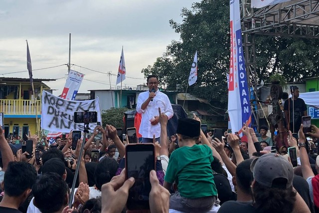 Capres nomor urut 01 Anies Baswedan kampanye di Kampung Muka, Ancol, Jakarta Utara, Senin (29/1/2024). Foto: Haya Syahira/kumparan
