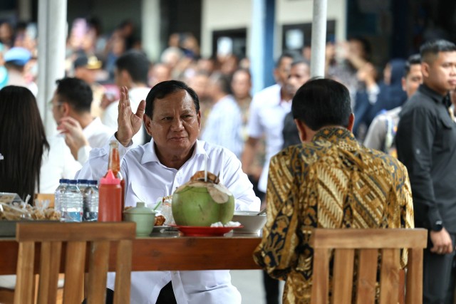 Presiden Joko Widodo bersama Menhan Prabowo Subianto di Bakso Pak Sholeh Bandongan, Magelang, Jawa Tengah, Senin (29/1/2024). Foto: Dok. Istimewa