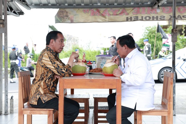 Presiden Joko Widodo bersama Menhan Prabowo Subianto di Bakso Pak Sholeh Bandongan, Magelang, Jawa Tengah, Senin (29/1/2024). Foto: Dok. Istimewa