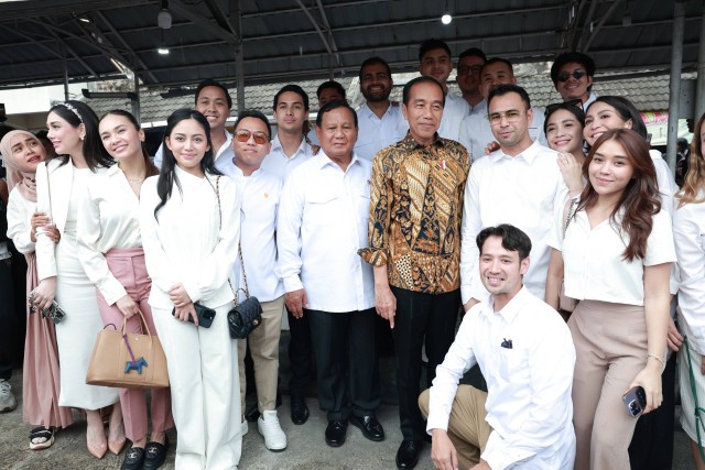 Presiden Joko Widodo bersama Menhan Prabowo Subianto, Raffi Ahmad, Nagita Slavina, Atta Halilintar, Ria Ricis, Tara Budiman, Celine Evangelista dan sejumlah artis lainnya di kios bakso Pak Sholeh Bandongan, Magelang, Jawa Tengah, Senin (29/1/2024). Foto: Dok. Istimewa