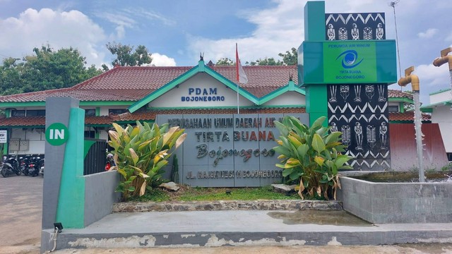 Ilustrasi: Kantor Perusahaan Umum Daerah (Perumda) Tirta Buana, Kabupaten Bojonegoro. (Aset: Imam Nurcahyo/BeritaBojonegoro.com)