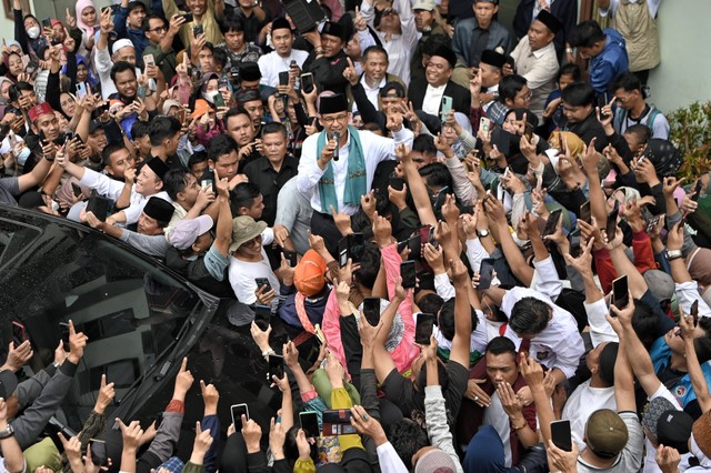 Capres nomor urut 01 Anies Baswedan bersilaturahmi dengan KH Mahfud Asirun, pengurus Pesantren Al-Itqon di Kosambi, Jakarta Barat, pada Senin (29/1/2024). Foto: Dok. Istimewa