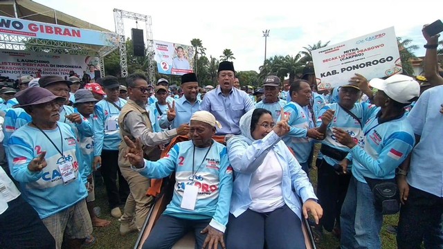 Sekretaris TKN Prabowo-Gibran, Nusron Wahid, membagikan sebanyak 300 becak listrik secara gratis kepada penarik becak yang tergabung dalam Paguyuban Becak Madiun dan sekitarnya di Lapangan Gulun Kota Madiun Jawa Timur (29/1/2024). Foto: Dok. Istimewa