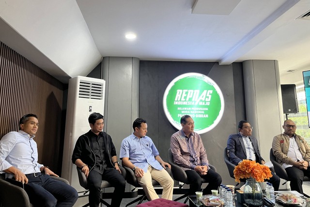 Ketua Dewan Pertimbangan Kadin Anindya Bakrie dan Mantan Menteri Perdagangan (Mendag) era 2020-2022 Muhammad Lutfi di acara Repnas, Senin (29/1/2024). Foto: Ghinaa Rahmatika/kumparan