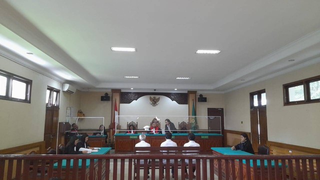 Tiga terdakwa pelaku persetubuhan anak di bawah umur di Bali. Foto: Kejari Buleleng