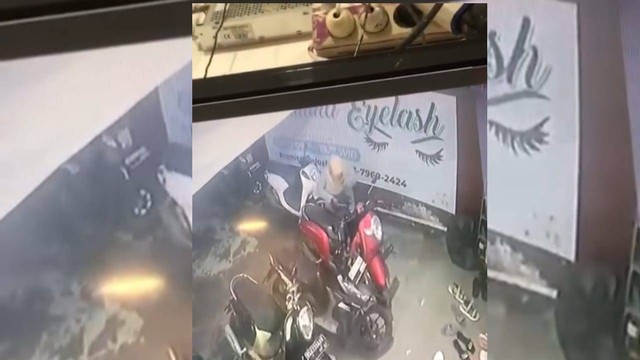 Potongan rekaman CCTV yang memperlihatkan emak-emak mencuri motor salon di Palembang