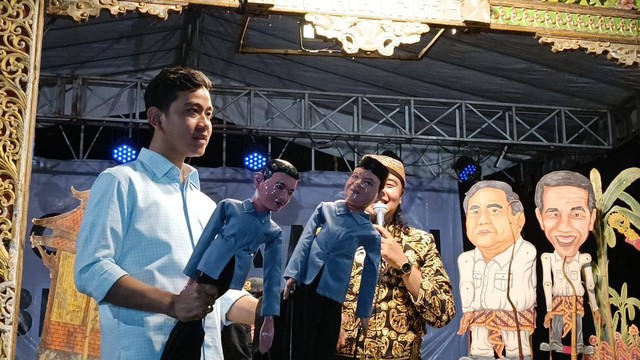 Cawapres nomor urut 02, Gibran Rakabuming Raka menonton wayang lakon Jokowi dan Prabowo di STAI Brebes, Jawa Tengah, Senin (29/1/2024). Foto: Zamachsyari/kumparan