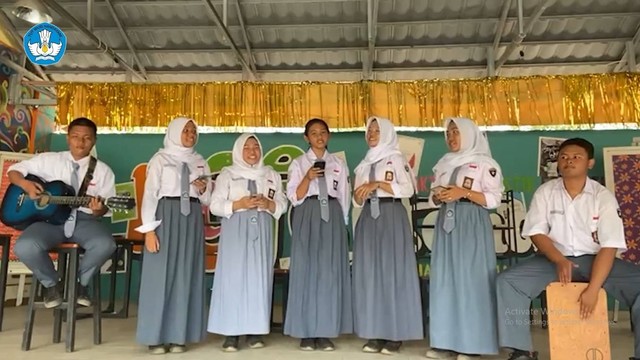 Sosio Band dalam Praktik Baik Sosiomusikalisasi SMA Negeri 1 Manggar (Sumber: Dokumentasi Ares Faujian, 2023)